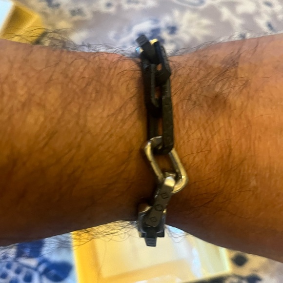 Authentic & preowned LV chain link bracelet 8.2 inches in length. Beautiful! - Picture 10 of 10